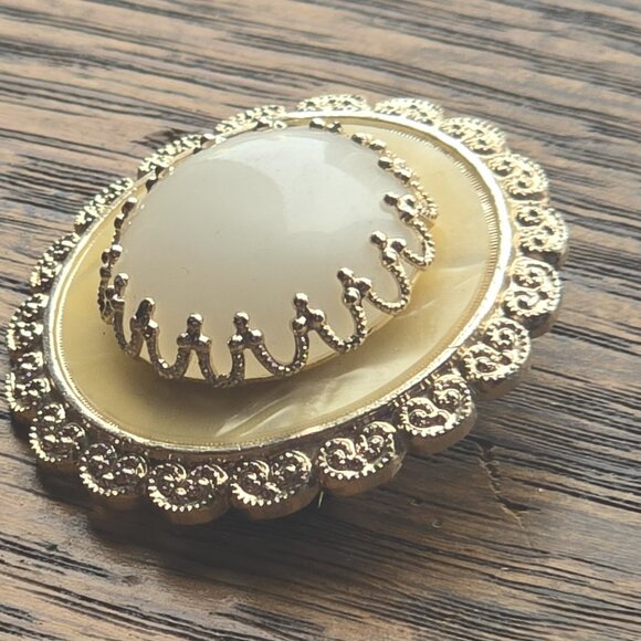Vintage pearly & goldtone brooch - Picture 5 of 6